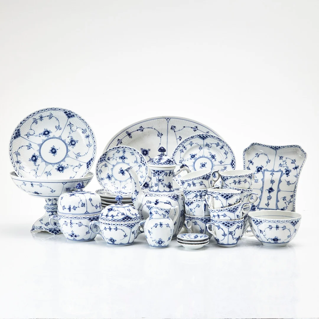 ROYAL COPENHAGEN, 35 dlr., kaffe-matservisdelar, "Musselmalet", porslin, Danmark. — European — Stockholms Auktionsverk Magasin 5