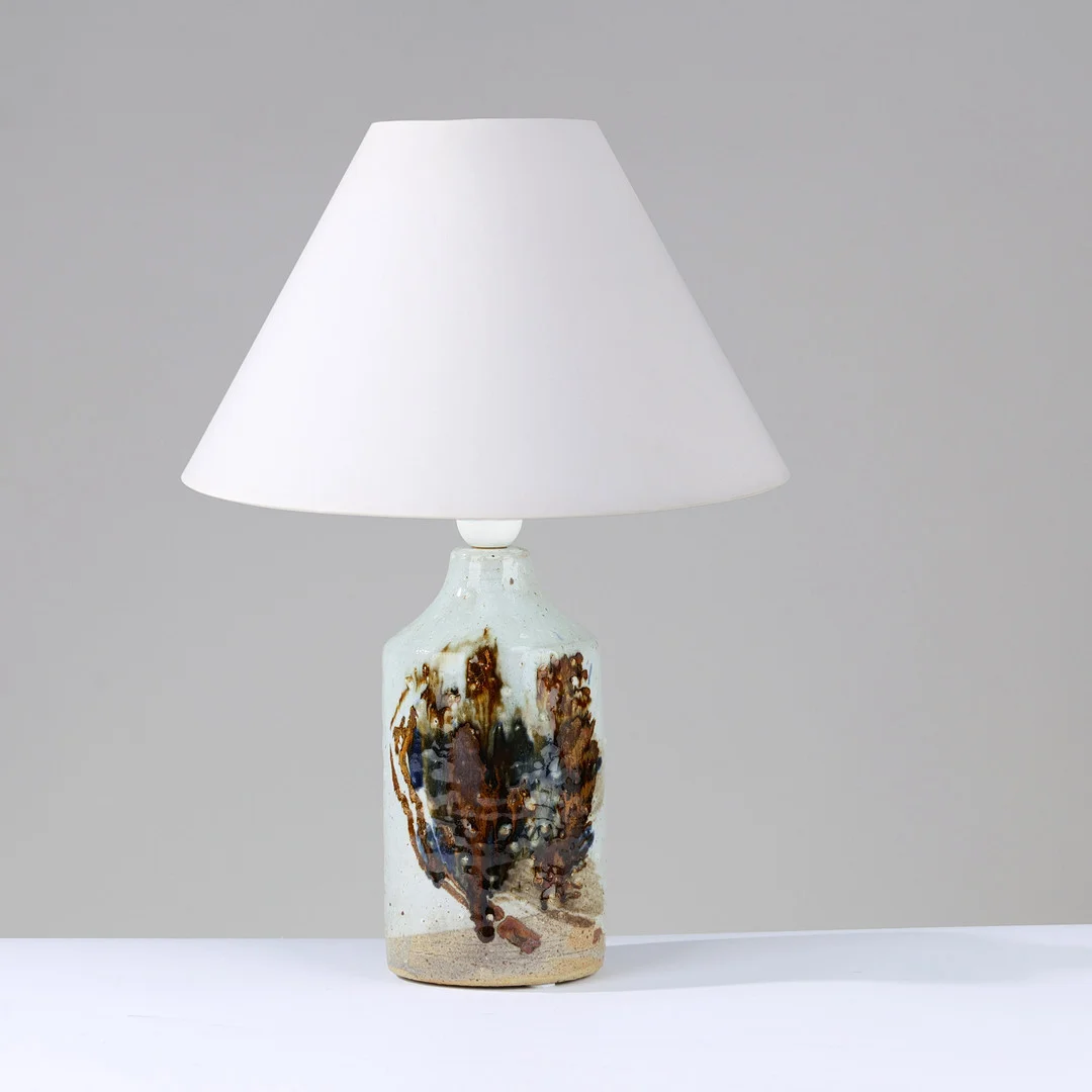 CONNY WALTHER (1931-2019). Cylindrical stoneware table lamp in multicolored glaze, own workshop in Birkerød, Denmark, 1960s/70s. — Table Lamps — Palsgaard Kunstauktioner