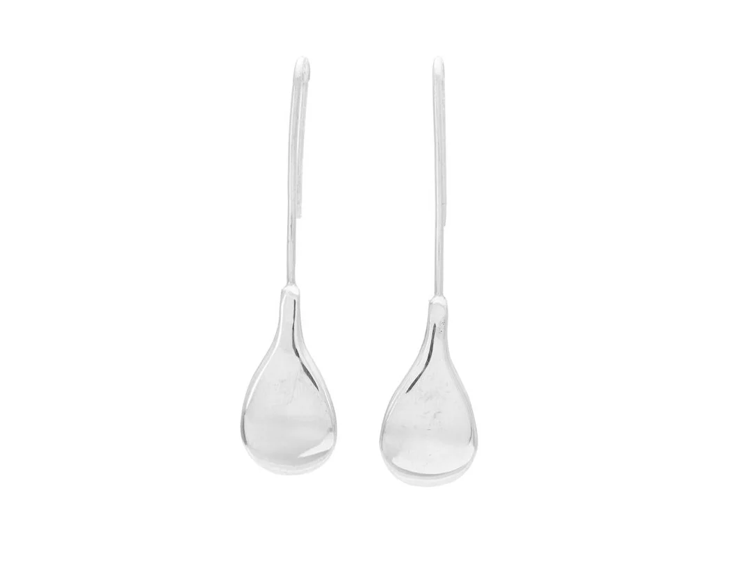 EFVA ATTLING, örhängen, Tears For Ears, sterlingsilver, Stockholm 2000, höjd 4 cm, vikt 5,9 g, krokar, smärre slitage, ask. — Smycken/Örhängen — Kaplans