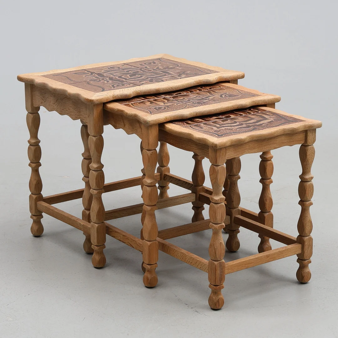 DANSK DESIGN. Ett set om tre satsbord i massiv ek, Kjærnulf-stil, dansk möbelproducent, 1960/70-tal. — Tables — Gomér & Andersson Jönköping
