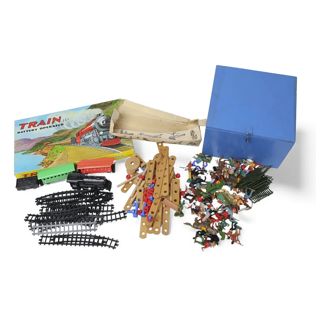 LEKSAKER ETT PARTI, tågbana, Bilofix, hästar indianer och cowboys. 1900-talets tredje fjärdedel. — Toys — Limhamns Auktionsbyrå