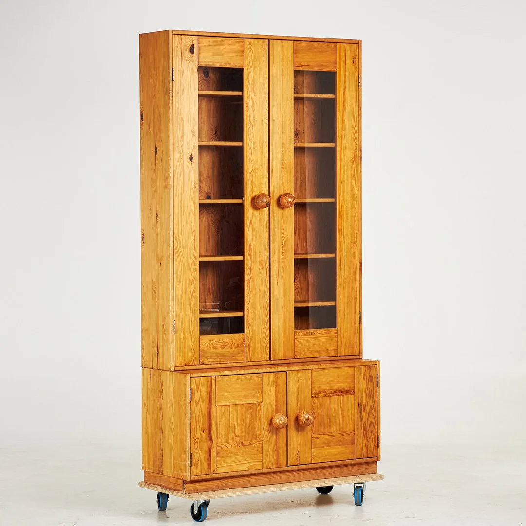 VITRINSKÅP, 2-delat, Sven Larsson möbelshop, Malmö, furu, 1900-talets andra hälft. — Cupboards, Cabinets & Shelves — Stockholms Auktionsverk Sickla