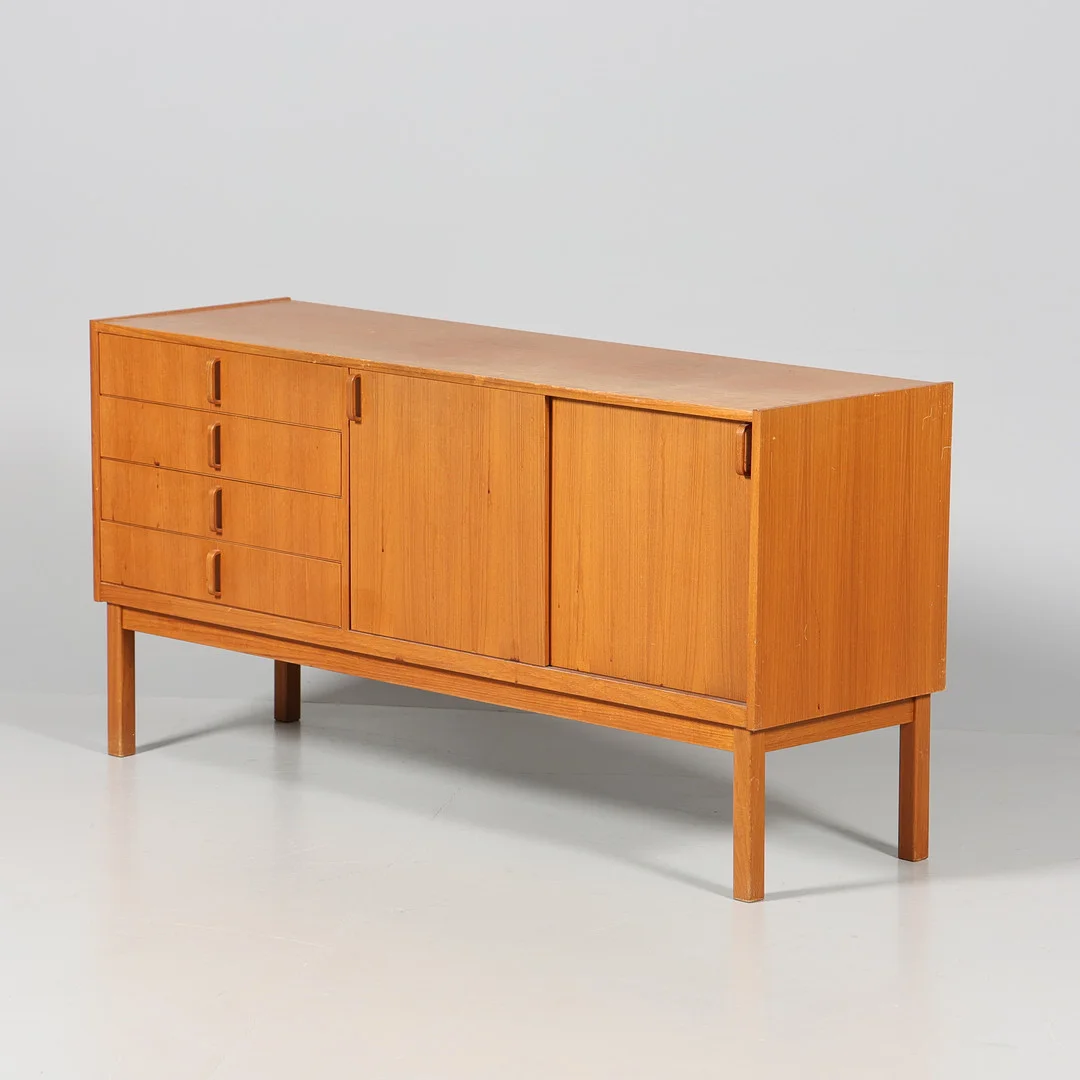 BERTIL FRIDHAGEN. SIDEBOARD, Bodafors, "Variett", 1960-tal. — Cupboards, Cabinets & Shelves — Borås Auktionshall