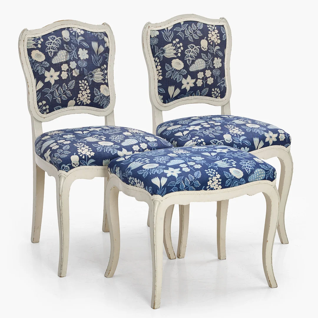 STOLAR, ett par, samt TABURETT, 1920-tal. Vitmålade, klädda i textil "Lyon" av Josef Frank,l. — Armchairs & Chairs — Crafoord Auktioner Stockholm