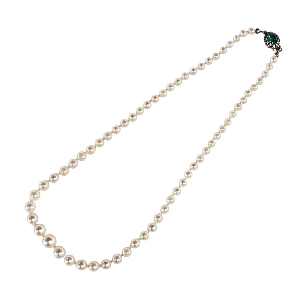 Colgante antiguo de perlitas con cierre ornamentado en plata. — Necklace — Arce Auctions