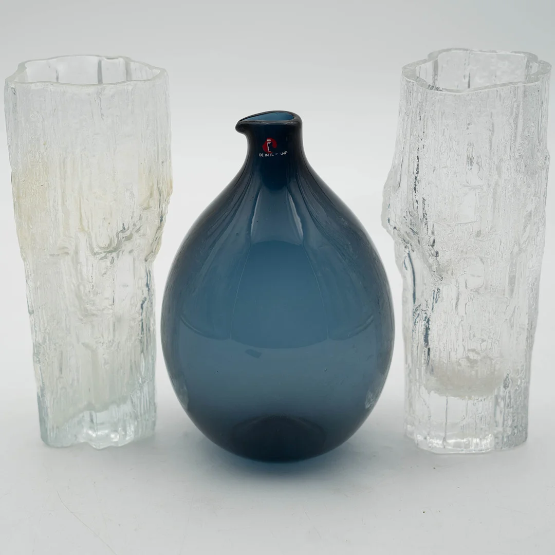 TAPIO WIRKKALA & TIMO SARPANEVA. Vaser, 2 st "Avena" & 1 st "Fågelflaska", Ittala. Signerade. — Art glass — Norrlands Auktionsverk