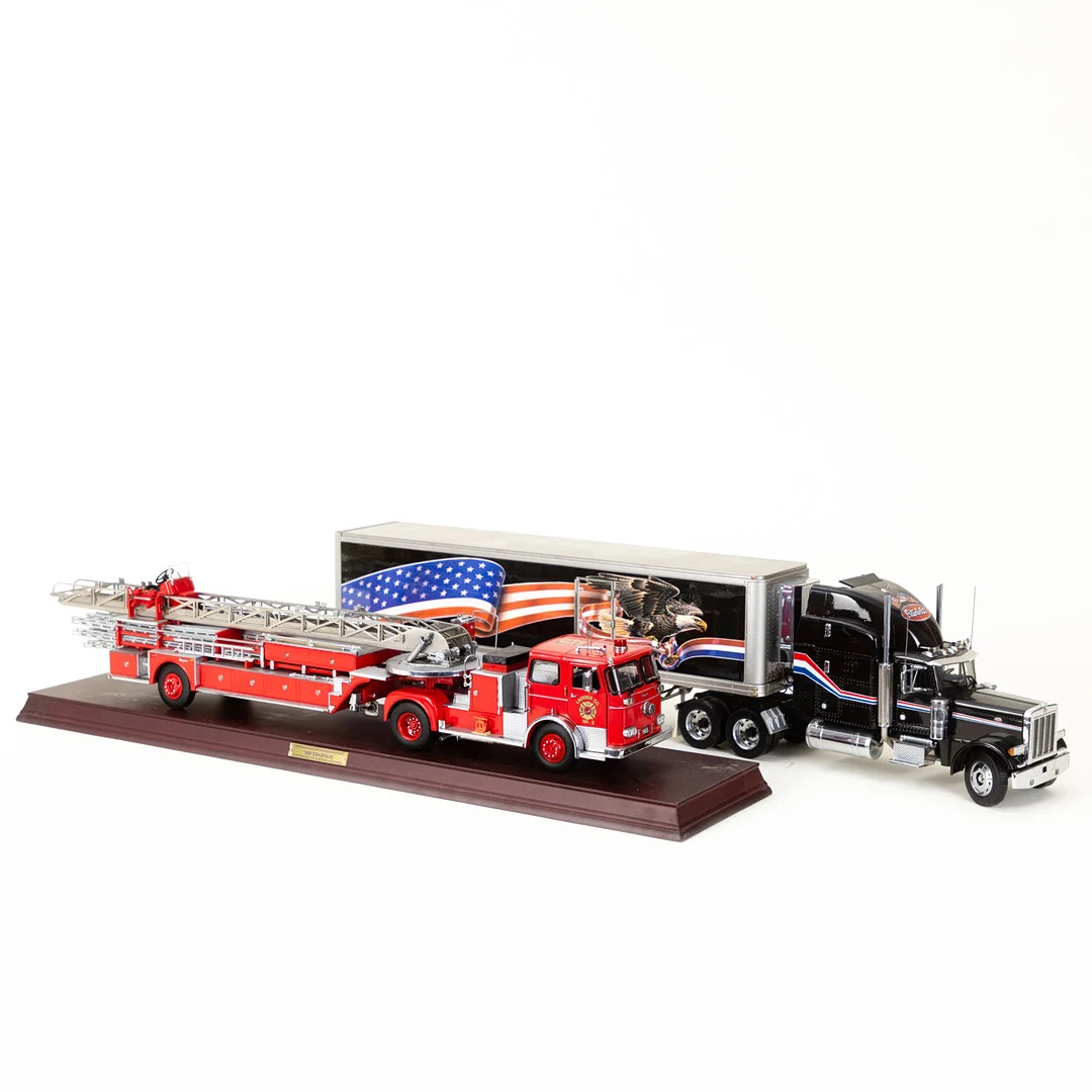 Franklin Mint, zwei Modelle: LKW mit Anhänger und ein Feuerwehrwagen 'Seagrave 1965' (2). — Model cars — Stockholms Auktionsverk Hamburg