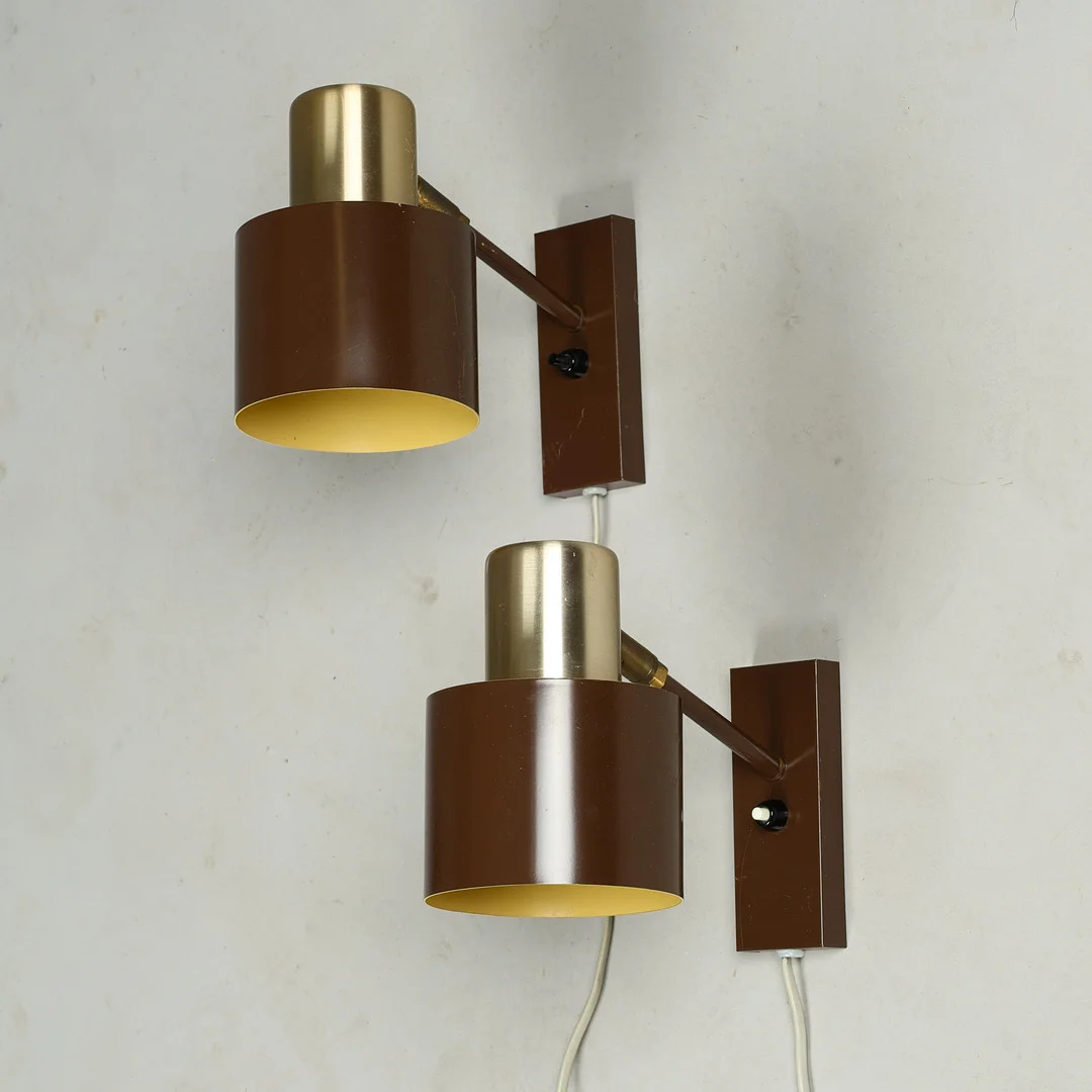 JO HAMMERBORG (1920-1982). Et par "Alfa" væglamper af messing og lakeret metal, Fog & Mørup, Danmark, formgivet 1966, (2). — Wall Lights — Palsgaard Kunstauktioner