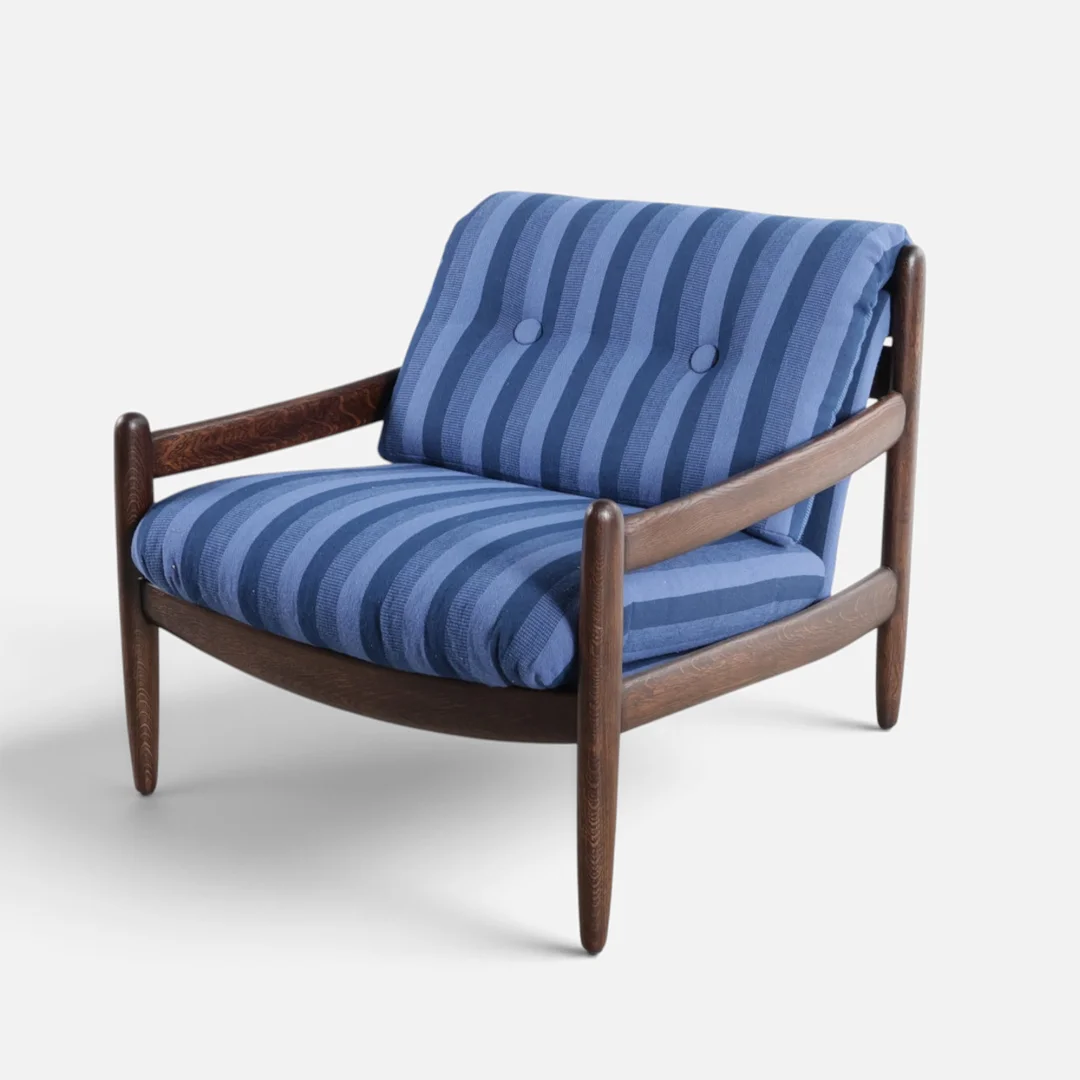 CARL STRAUB. Lavrygget lænestol med stel af massiv bejdset eg, betrukket med knapsyet stribet uld fra Berghems Väveri. Tyskland, 1960-70'erne. — Armchairs & Chairs — Woxholt Auktionshus