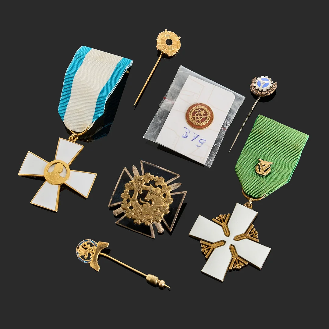 FINSKA MEDALJER / MÄRKEN. 7 delar. Delvis silver. Bl a Krigsveteranernas Kors och Företagarkors samt Examensmärke från officersskolan (WW2). — Orders & Medals — Crafoord Auktioner Stockholm