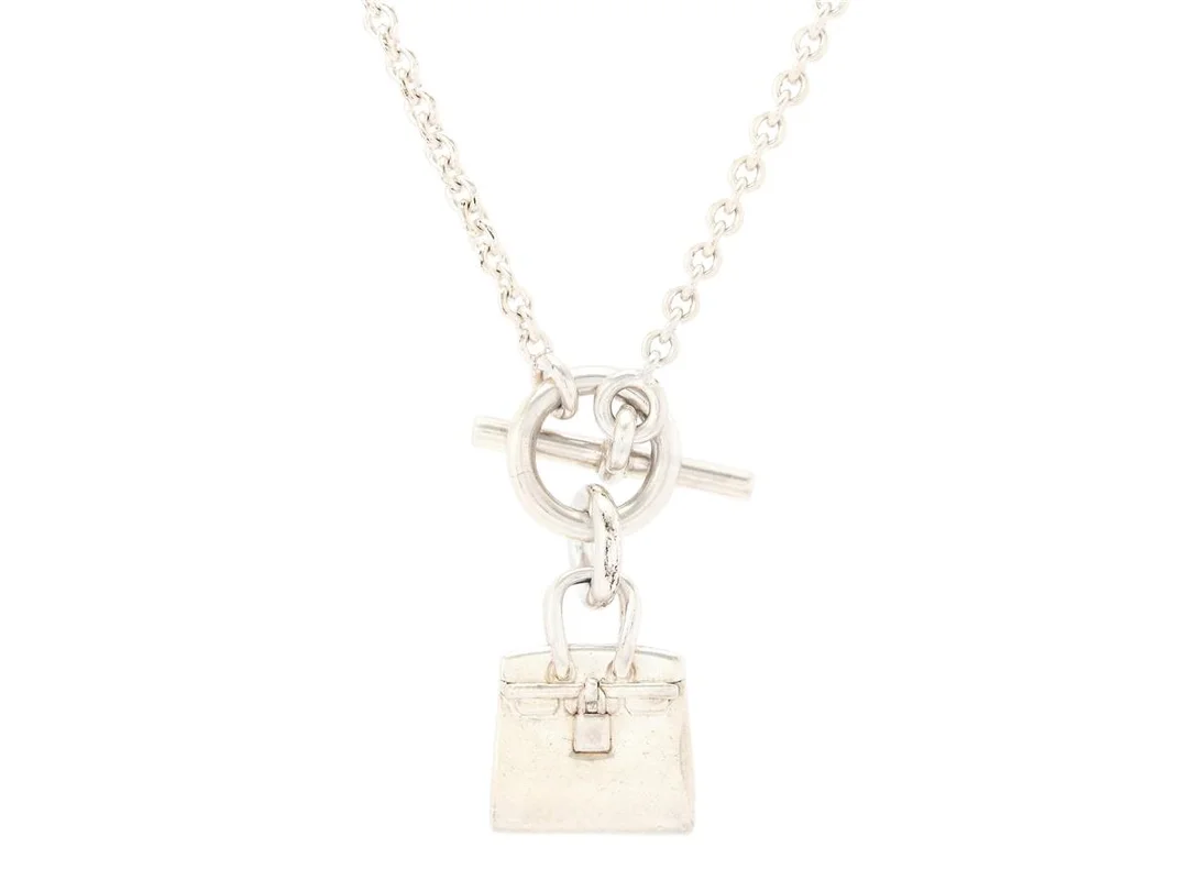 HERMÈS, COLLIER, sterlingsilver 925, Birkinväska i hänge, längd 40 cm, vikt 13,45 g, repor. Good Condition. — Smycken/Collier — Kaplans
