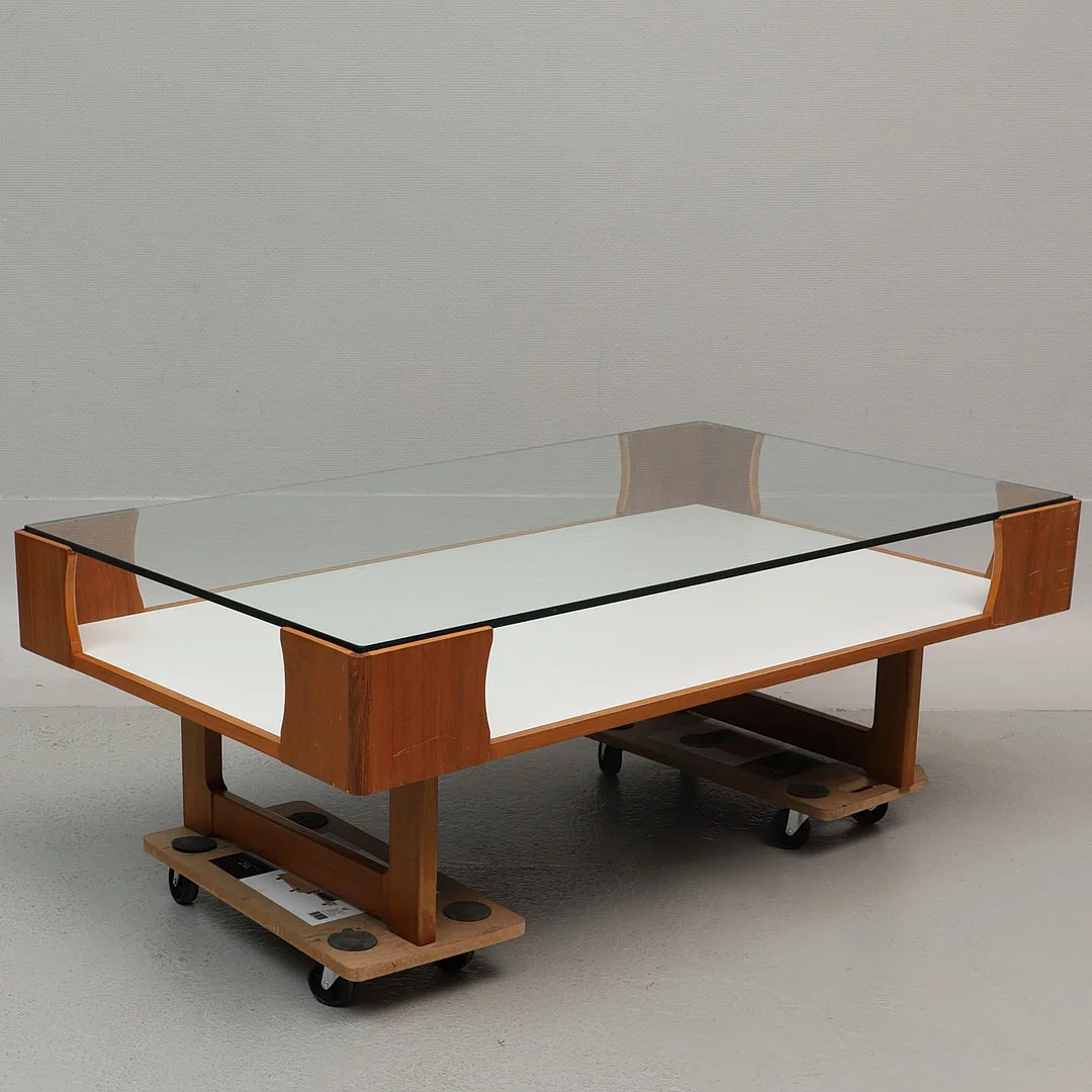 TORBJÖRN AFDAL. Soffbord, teakfanér med glasskiva, Haug Snekkeri, Bruksbo, Norge. — Tables — Ekenbergs Auktioner