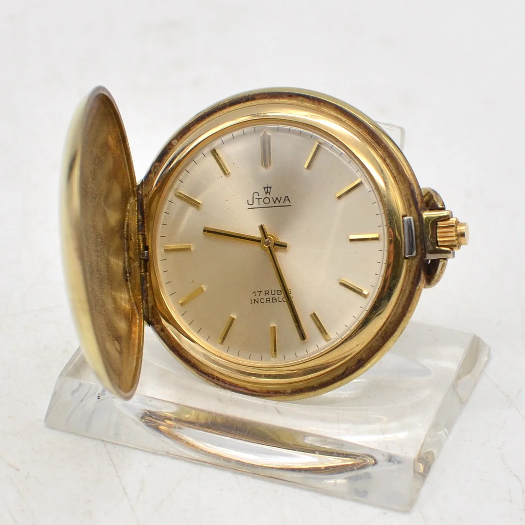 STOWA, ART DECO TASCHENUHR, VERGOLDETES GEHÄUSE, GEOMETRISCHE MUSTER, HANDAUFZUG, DEUTSCHLAND, FRÜHES 20. JAHRHUNDERT. — Pocket & Stop Watches — Kunst- und Auktionshaus Kleinhenz