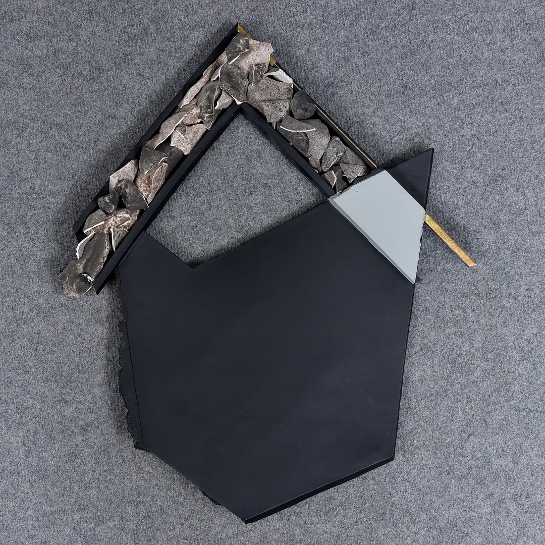 ROBERT DIX (USA) ABSTRAKT SKULPTUR "BLACKTOP" KERAMIK, TRÄD, GULDDEKOR, 1900-TALETS ANDRA HÄLFT, SIGNERAD TEXT A TERGO. — Sculptures & Bronzes — Auktionskammaren Sydost Kalmar