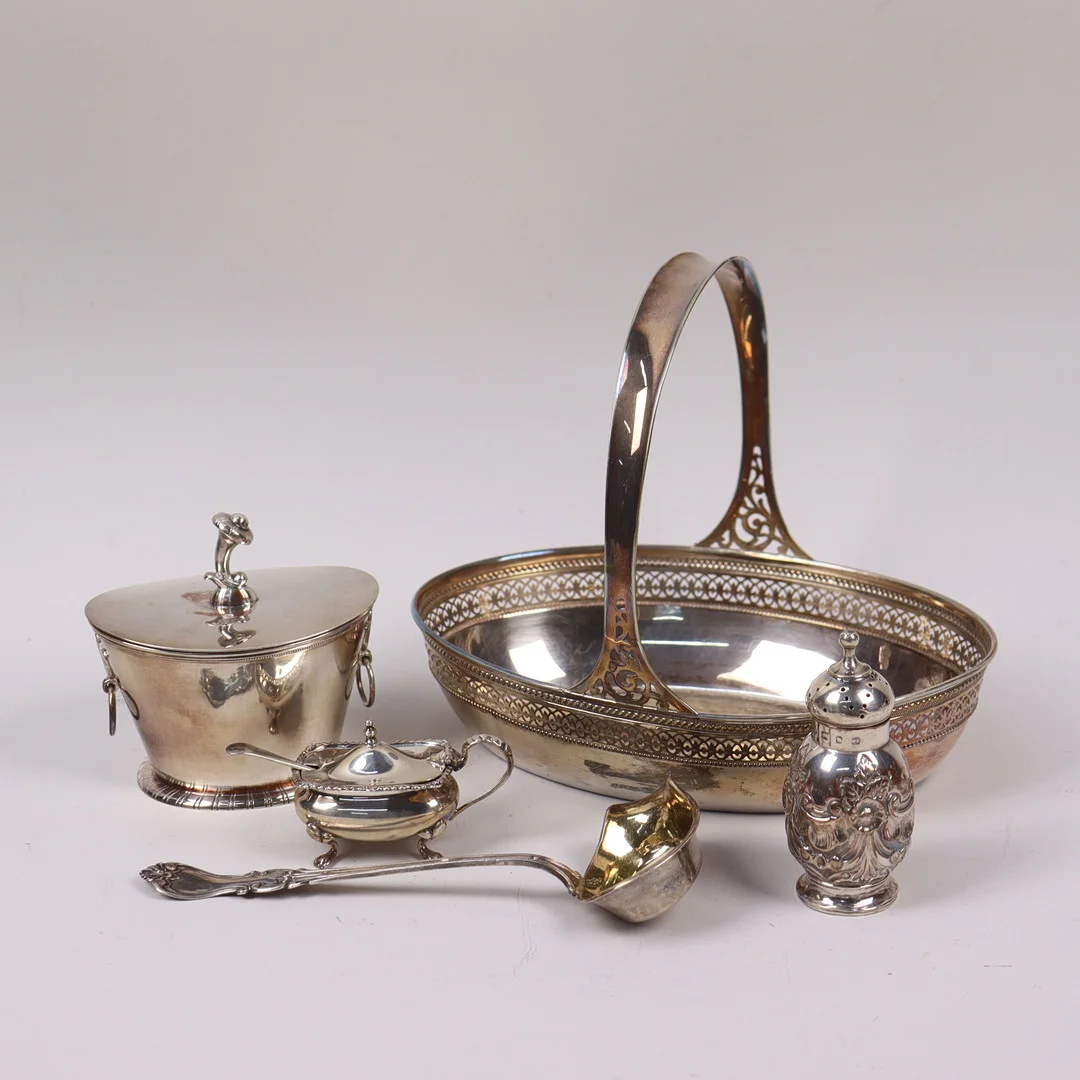 SILVER, sockerskål, korg, saltkar mm, totalt 634 gram. — Silver — Markus Auktioner