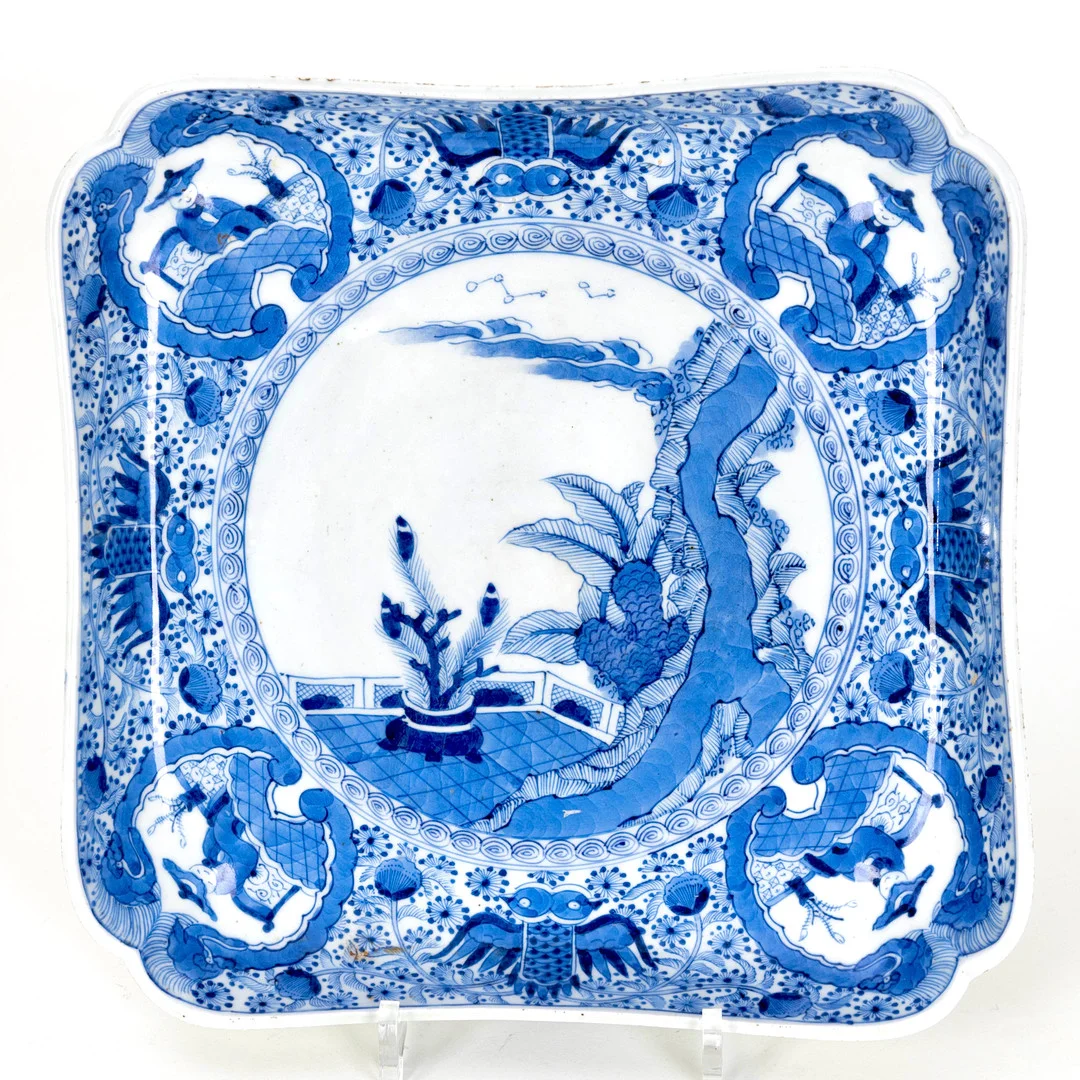 Quadratische Schale im chinesischen Stil, Qian-Marke, Japan, späte Edo-Zeit. — Ceramics & Porcelain — Stockholms Auktionsverk Hamburg