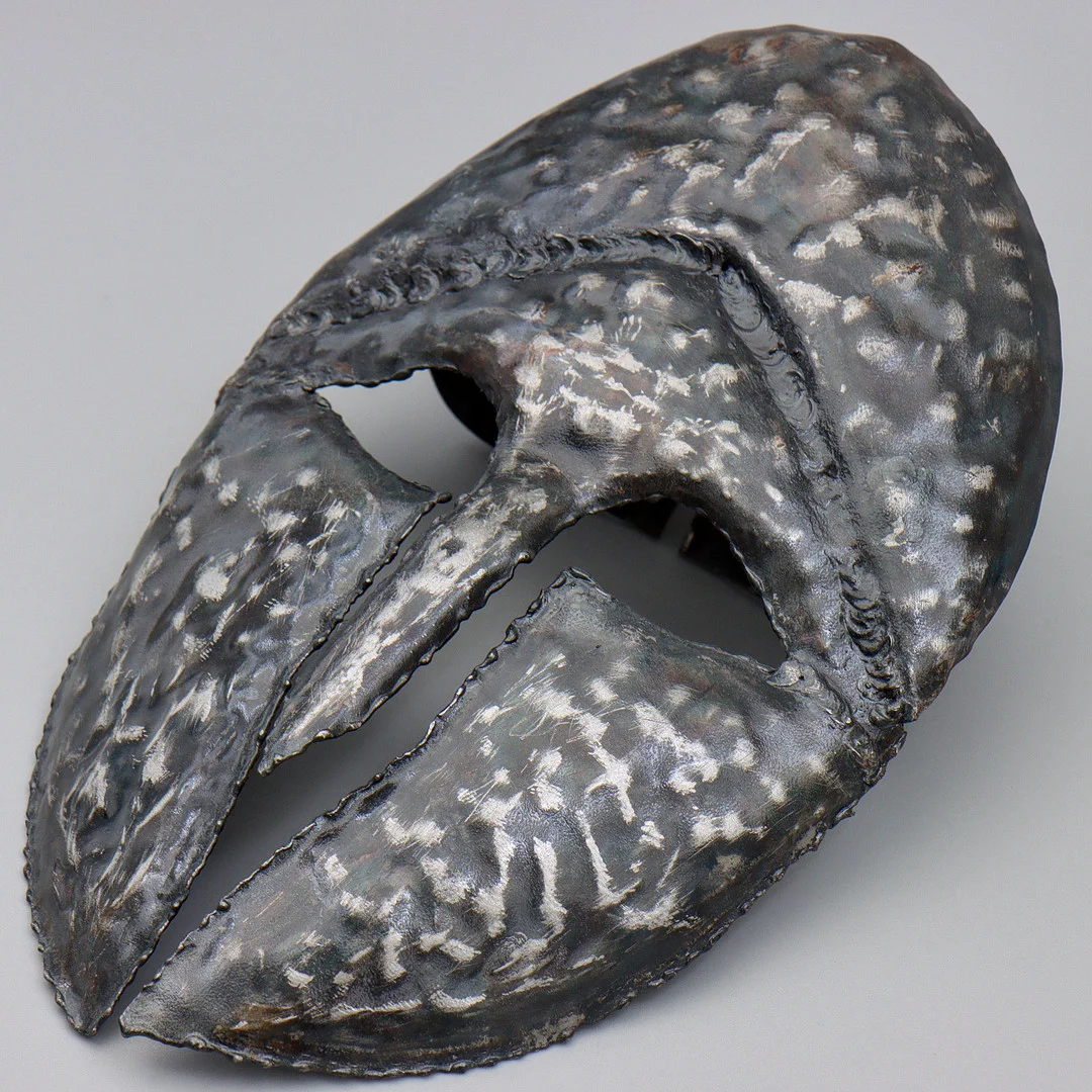 JÄRNMASK SYDEUROPA, VÄGGHÄNGD, 1900-TAL. — African tribal art — Auktionskammaren Sydost Kalmar