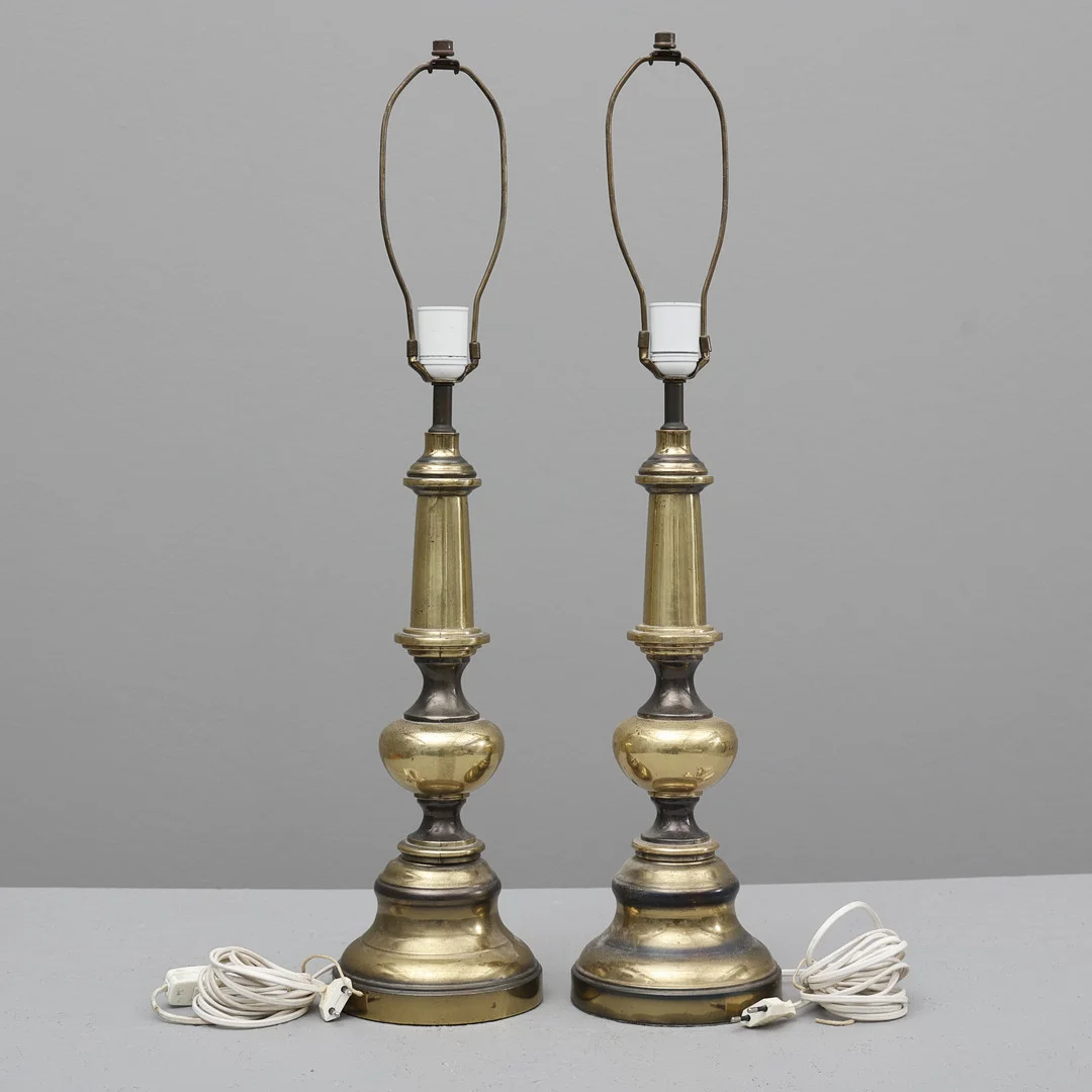 BORDSLAMPOR, ett par, metall. — Table Lamps — Södermanlands Auktionsverk
