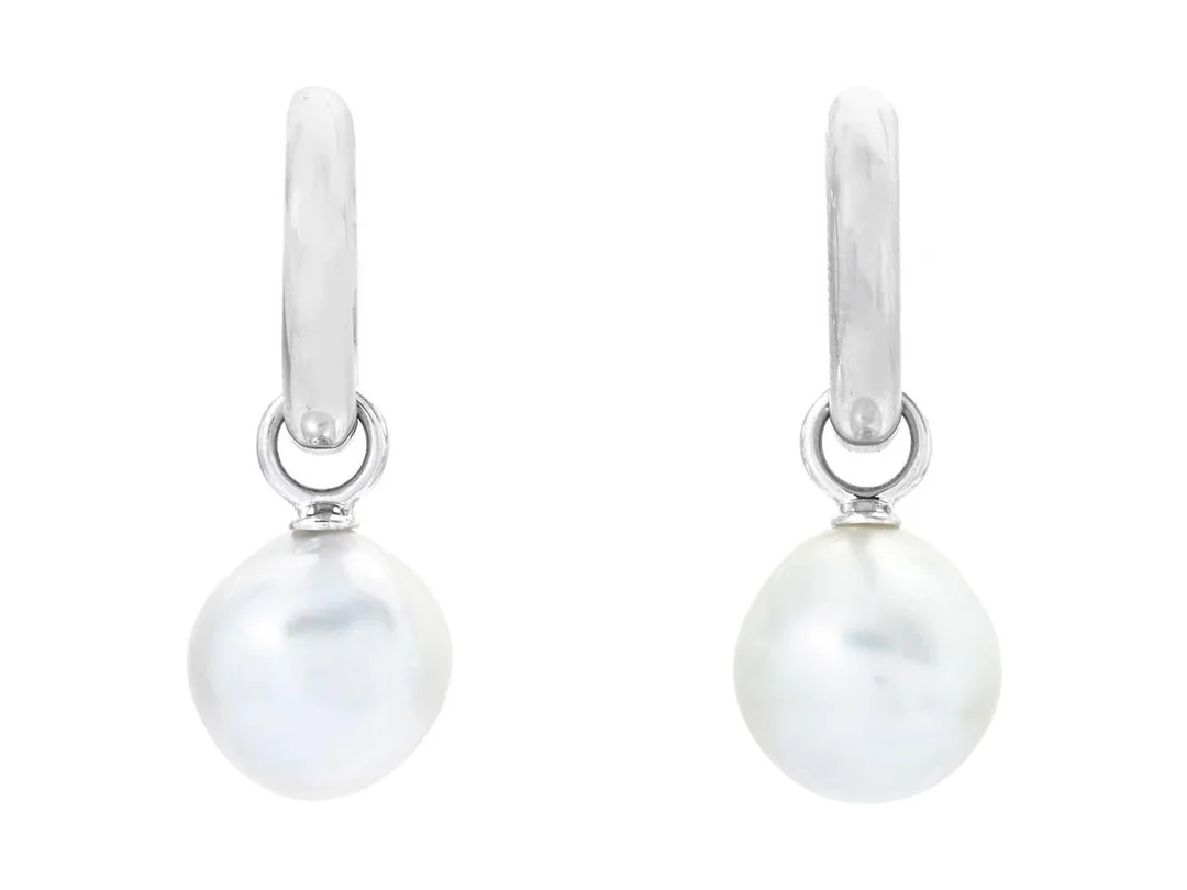 STRÖMDAHLS, örhängen med påhängen, 18K vitguld, South sea pärlor 11,25-11,5 mm, höjd 30 mm, vikt 10,6 g, huggies. — Smycken/Pärlörhängen — Kaplans