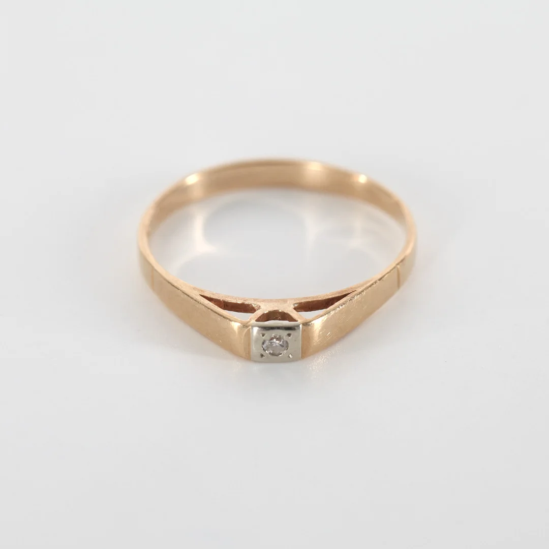 RING MED BRILJANT, 18K guld. — Rings — Auktionsverket Engelholm