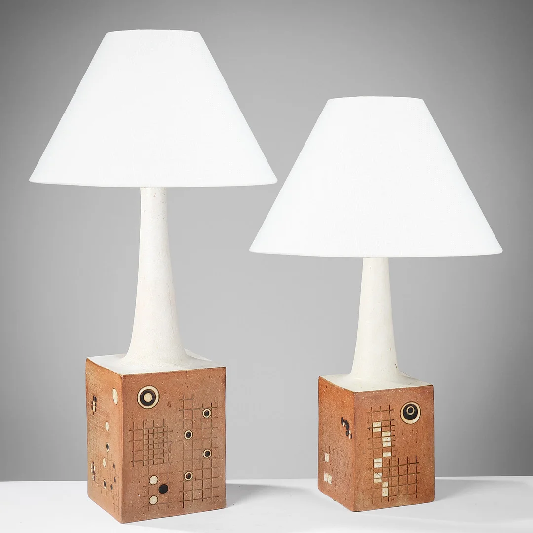 METTE LYKKE STIIL. Bordlamper af delvist glaseret keramik udsmykket med geometriske mønstre, model nr. 702 og 703 Axella, Danmark, 1970'erne. — Table Lamps — Palsgaard Kunstauktioner