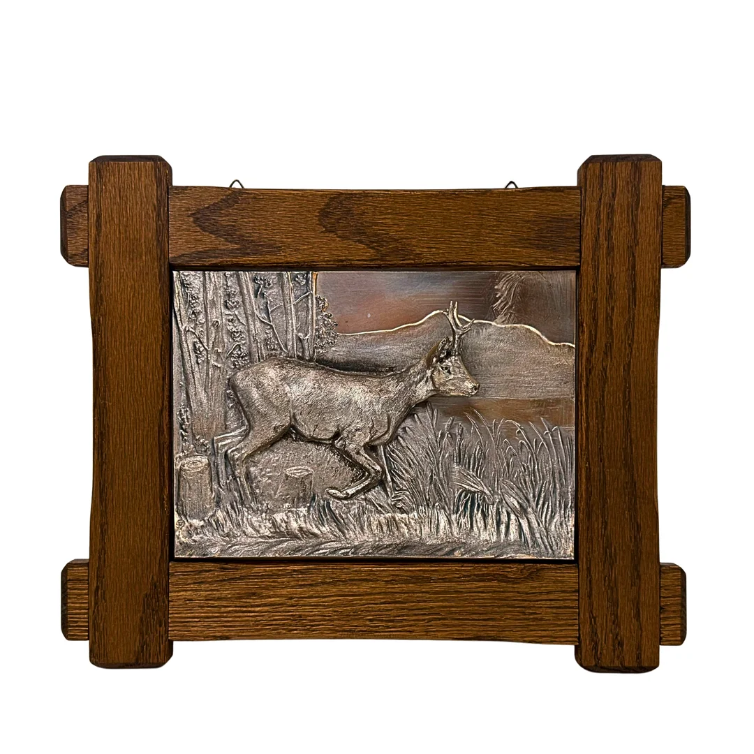 ZINNRELIEF VON EINEM REH AM WALDRAND. — Sculptures & Bronzes — Auktionshaus Stuber's Hammerschlag