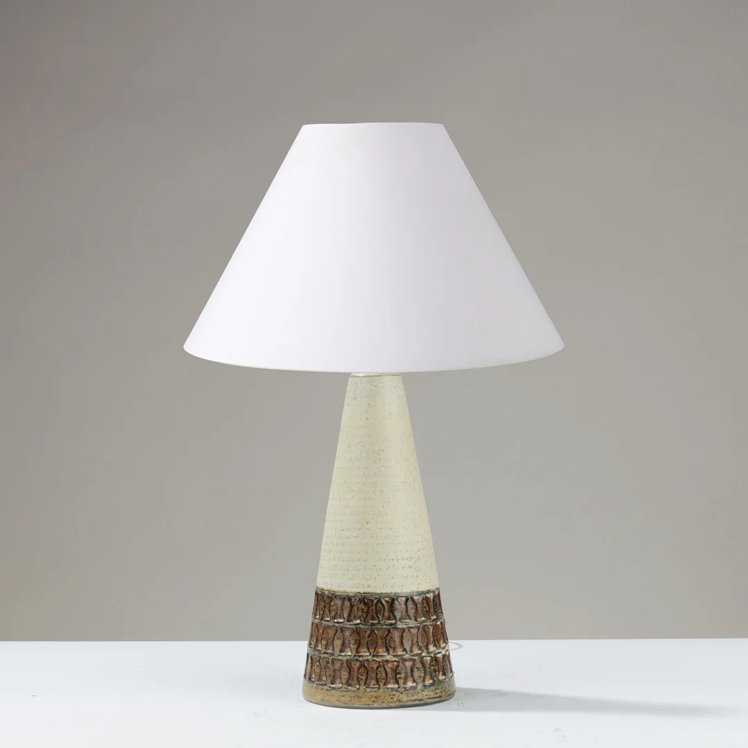 POUL BRANDBORG: Konisk bordlampe af glaseret stentøj dekoreret med vandrette rækker af relieffer, modelnr. '3069-3', Søholm, Bornholm, Danmark, 1950/60'erne. — Table Lamps — Palsgaard Kunstauktioner