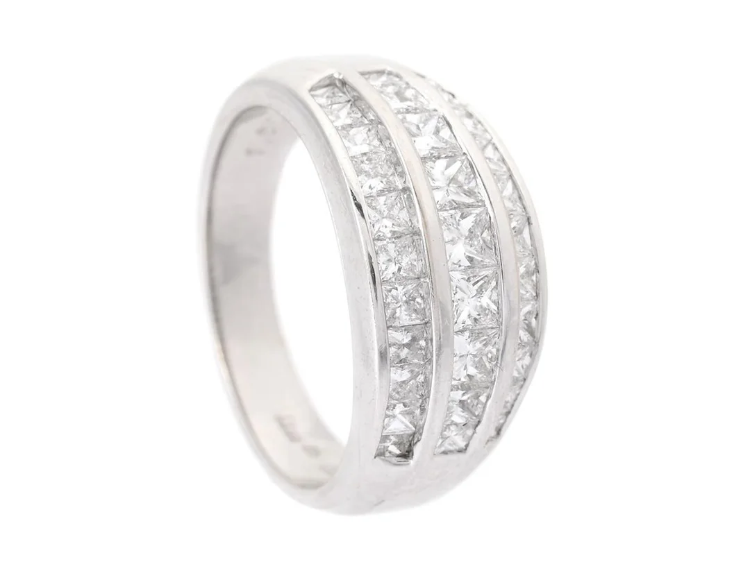 STRÖMDAHLS, ring, 18K vitguld, prinsesslipade diamanter 1,60 ctv, TW/VS-SI, stl 17,5 mm, vikt 6,7 g. — Smycken/Ring — Kaplans