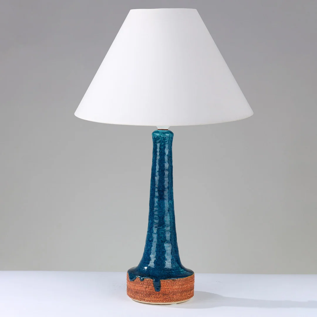JØRGEN MOGENSEN (1922-2004). Table lamp in partially blue-glazed stoneware with a slender neck, model no. 144B, own workshop, Denmark, 1960s/70s. — Table Lamps — Palsgaard Kunstauktioner