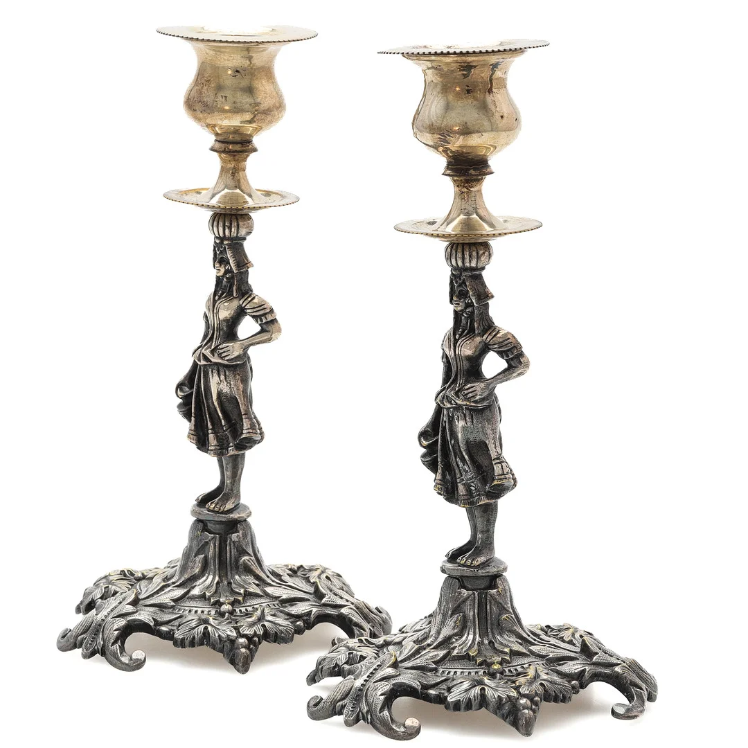 LJUSSTAKAR, ett par, metall, 1900-tal. — Candlesticks — Auktionsmagasinet Vänersborg