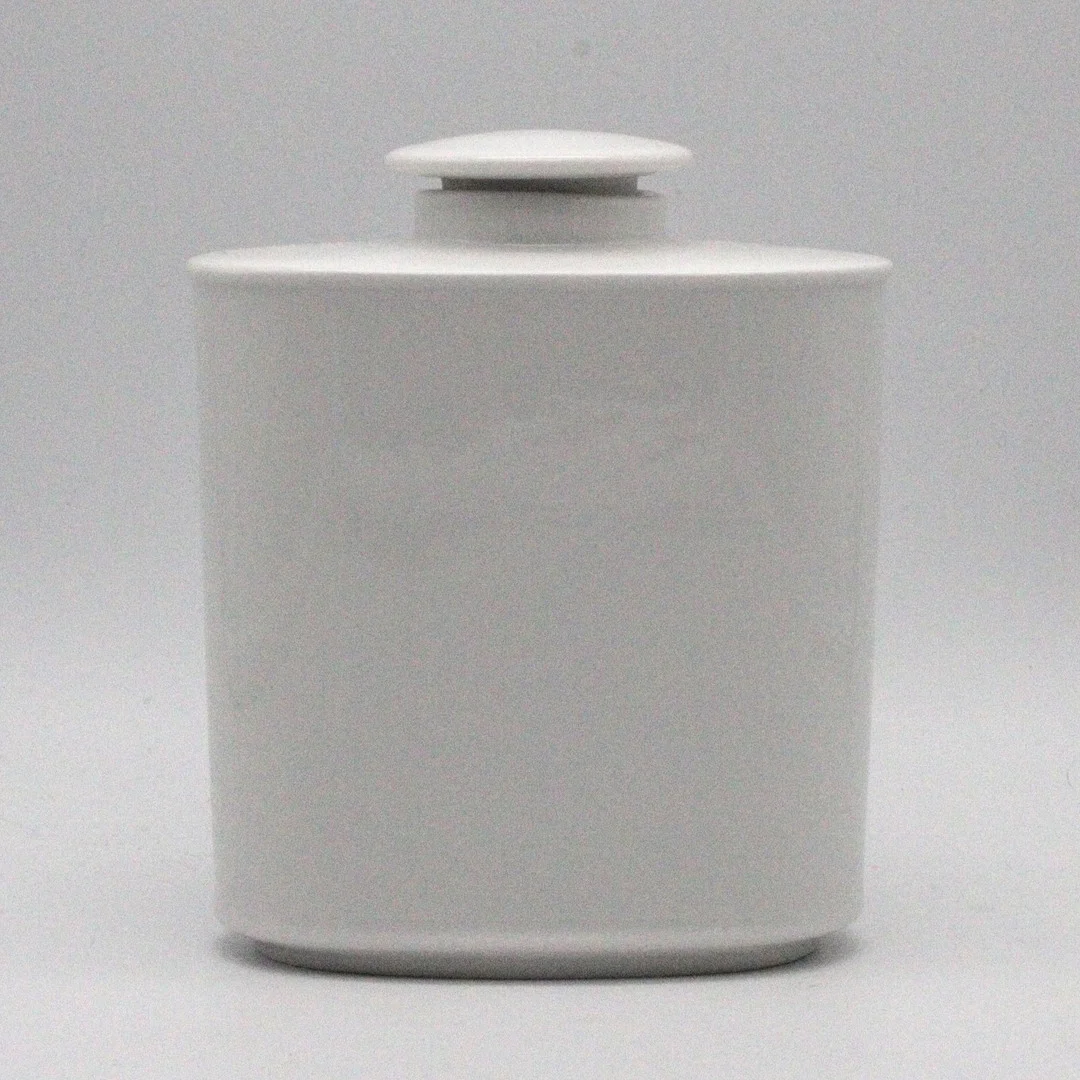 KPM BERLIN DOSE MIT RELIEFMEDAILLON IN WEISS, SIEGMUND SCHÜTZ, H.10,5CM, 20. JAHRHUNDERT. — European — Kunst- und Auktionshaus Kleinhenz