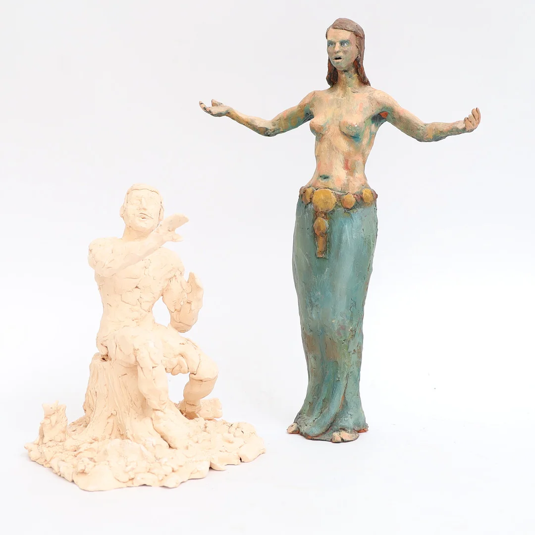 GABRIEL JONSSON. Skulpturer 2st, figurer, lergods, delvis signerade. — Sculptures & Bronzes — Falun Auktionsbyrå