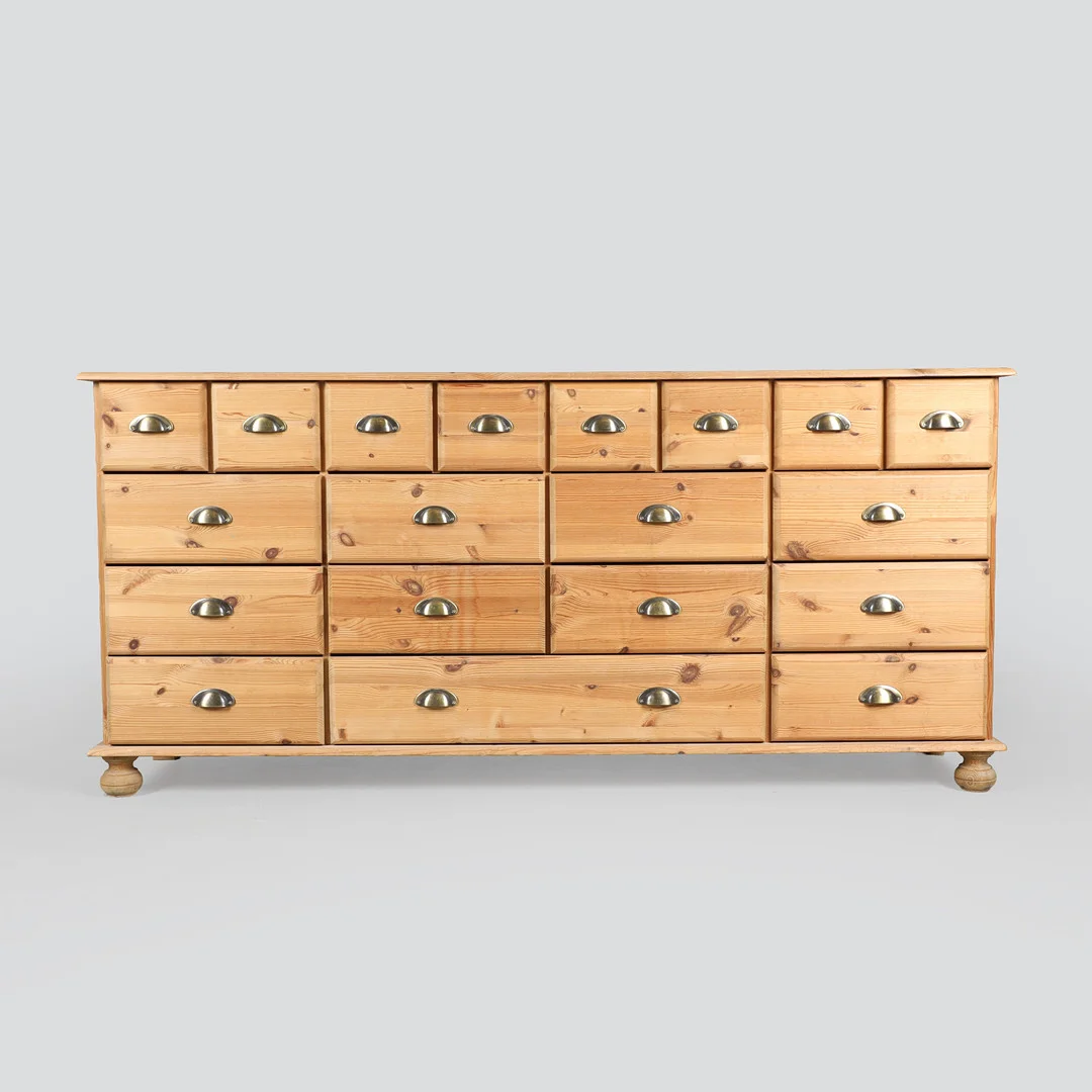 Skænk / kommode af fyrretræ, 1900-tallets slutning. — Chests of drawers — Bidstrup Auktioner