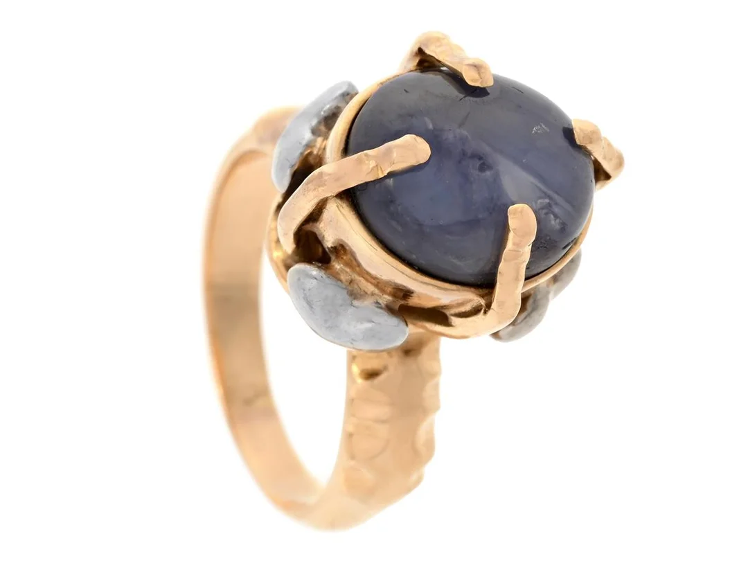 RING, 18K guld/9K vitguld, cabuchonslipad stjärnsafir ca 10,00 ct, stl 18,25 mm, vikt 16,3 g, vitguldshjärtan i 9K. — Smycken/Ring — Kaplans