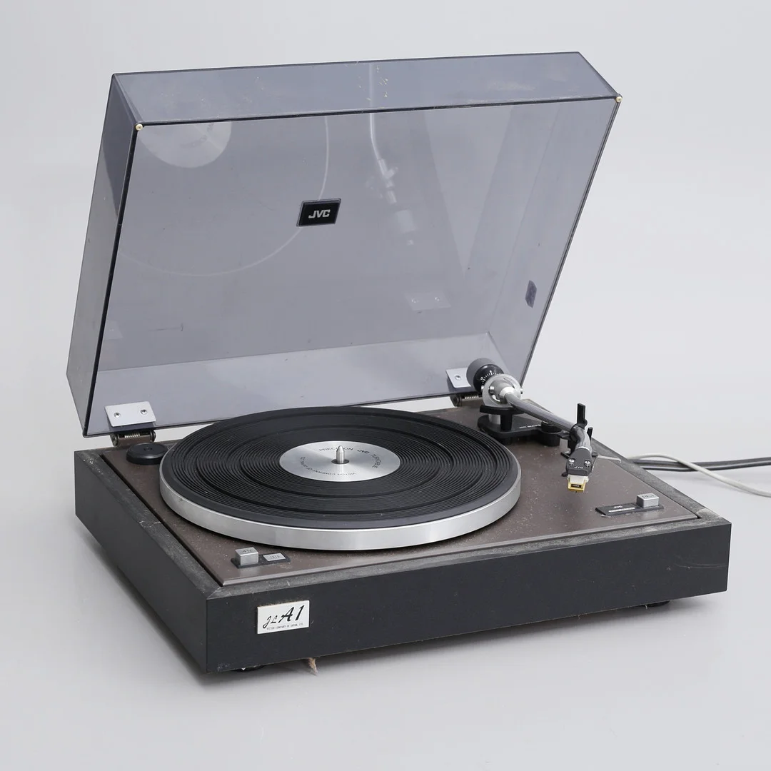SKIVSPELARE, Modell JL-A1, JVC, Japan, 1900-tal. — Audio, Vinyl & Hi-Fi — Auktionshuset Thelin & Johansson