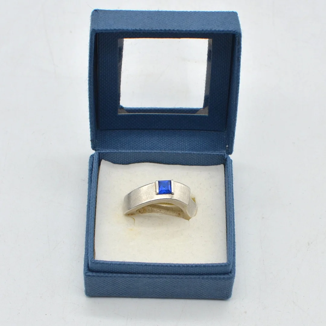 DESIGNERRING MIT TOPAS, STERLINGSILBER, MATTIERT, SPÄTES 20. JAHRHUNDERT. — Rings — Kunst- und Auktionshaus Kleinhenz