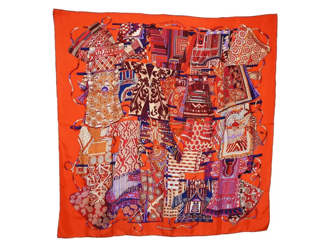 HERMÈS, SCARF, Voyage en étoffes, Annie Faivre Rare, 100% siden, 130x130 cm, multifärgad, orange, lila, röd, brun, originalkartong. Very Good Condition. — Accessoarer/Scarves — Kaplans