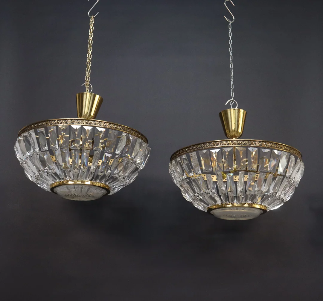 LJUSKRONA, mässing med prismor, 1900-tal, 1 par. — Ceiling lights — Markus Auktioner