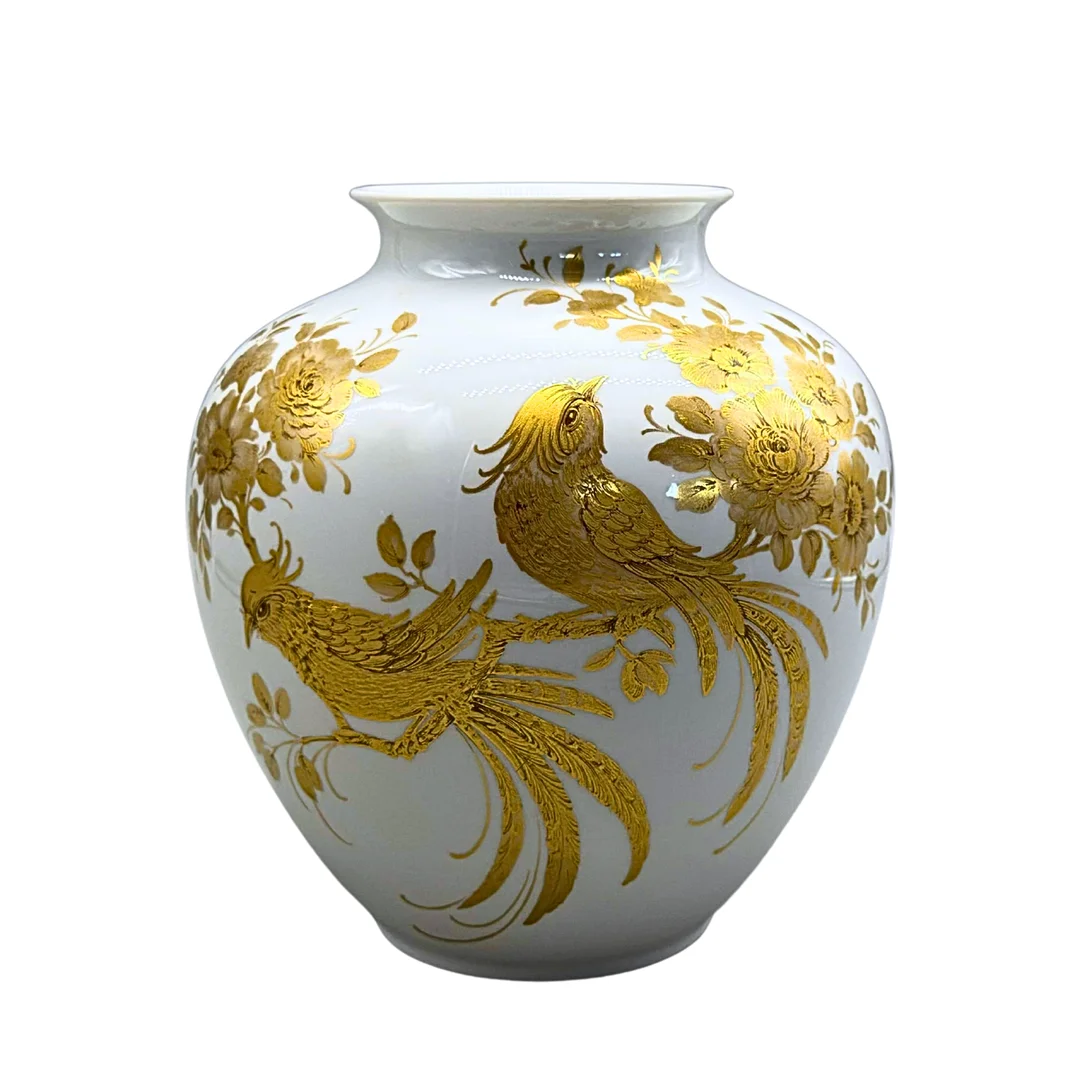 KARL NOSSEK. PORZELLANVASE MIT PARADIESVÖGELN IM GOLDDEKOR VON AK KAISER PORZELLAN. — European — Auktionshaus Stuber's Hammerschlag