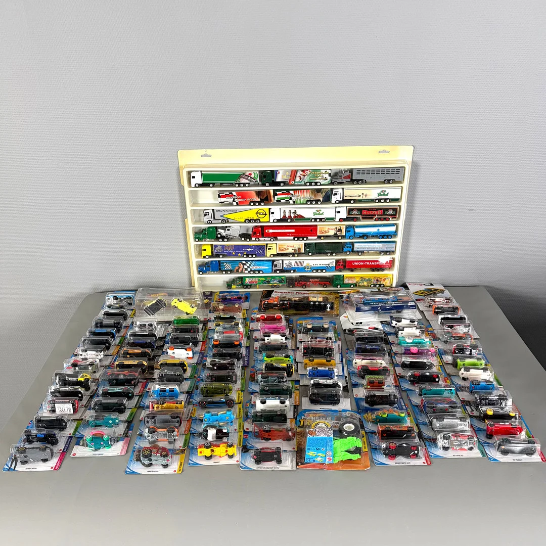 SAMLING MODELLBILAR, 125 st, bl a Hotwheels, bl a i originalkartonger. Ur olika serier bl a "Fast & Furious", "Dino Riders", "Monster Trucks", "Car Culture". — Model cars — Skandia Auktion