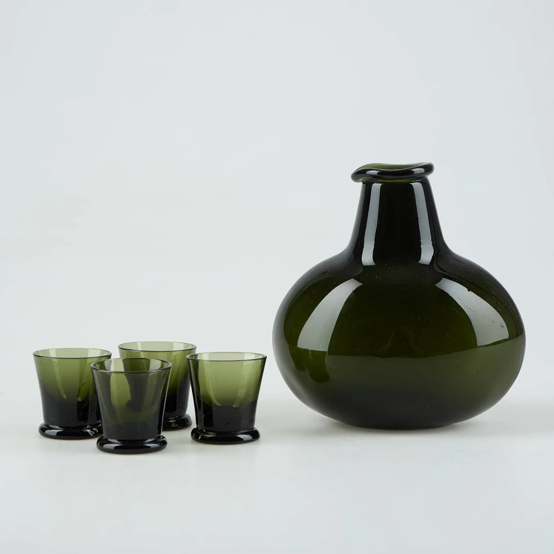 KAJ FRANCK. Karaff och fyra glas, "Tupa", formgiven 1948, Iittala . — Utility glass — Stockholms Auktionsverk Helsinki