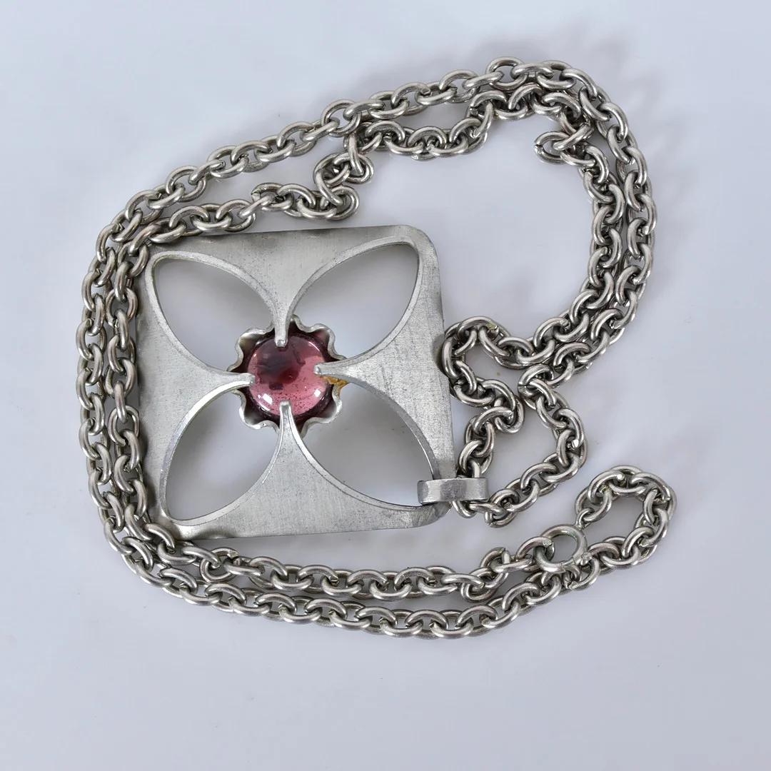 BENT LARSEN. Halskedja med hänge, tenn, signerad, Danmark. — Necklace — Halmstads Auktionskammare