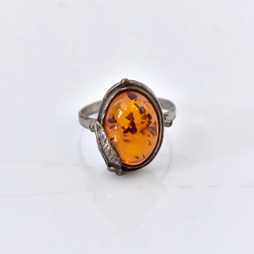 RING, med bärnsten, sterlingsilver. — Rings — Halmstads Auktionskammare