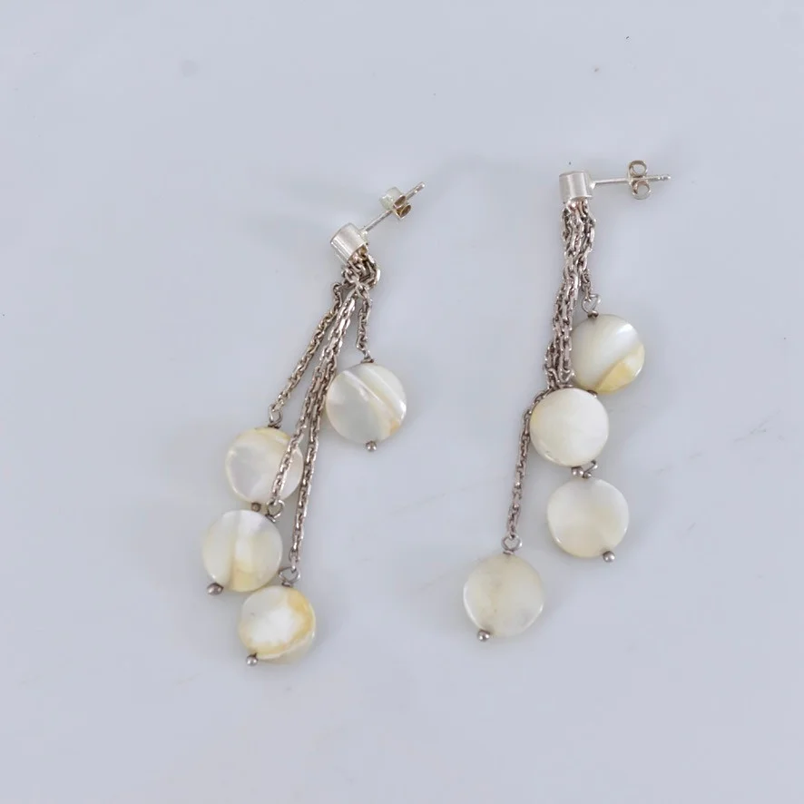 ÖRHÄNGEN, ett par, med pärlemor, sterlingsilver. — Earrings — Halmstads Auktionskammare