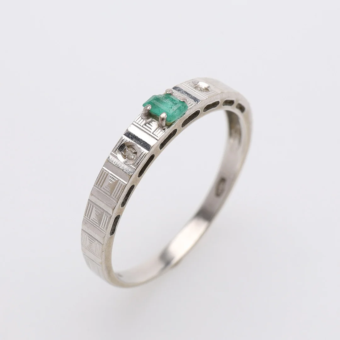 RING, 18K VITGULD MED SMARAGD, VIKT CA 2,2 GRAM. — Rings — Crafoord Auktioner Lund