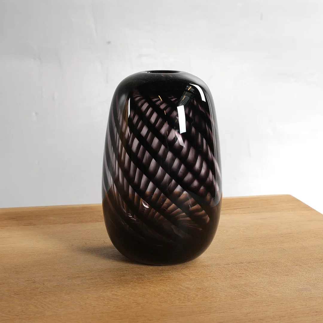 TORBEN JØRGENSEN (F. 1945). Cirkulær vase af glas, mørk snoet dekoration, unika. Udført hos Holmegaard Glasværk, Danmark. — Art glass — Woxholt Auktionshus