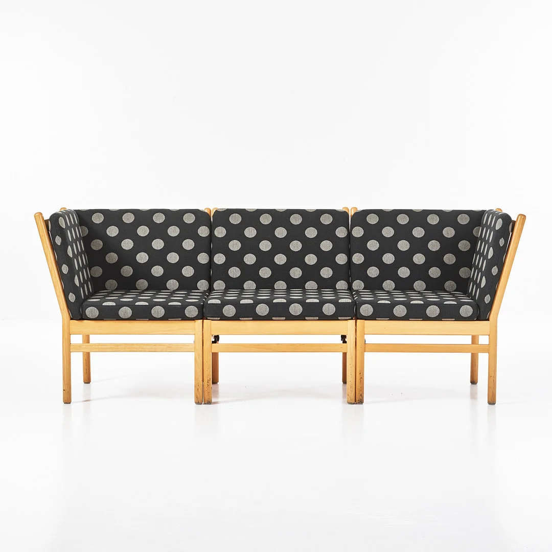SOFFA, bok, Skandiform, 1990-tal, 3-sits, delbar, plymåer, prickig klädsel. — Sofas & Seatings — Stockholms Auktionsverk Magasin 5