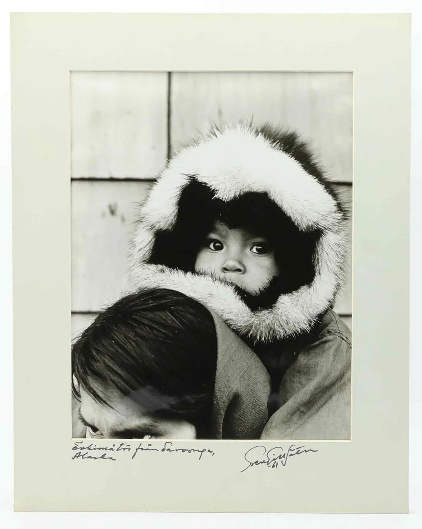 SVEN GILLSÄTER (1921-2001). Fotografi, "Eskimåtös från Savoonpa, Alaska" signerad och daterad -61. — Photography — Hälsinglands Auktionsverk