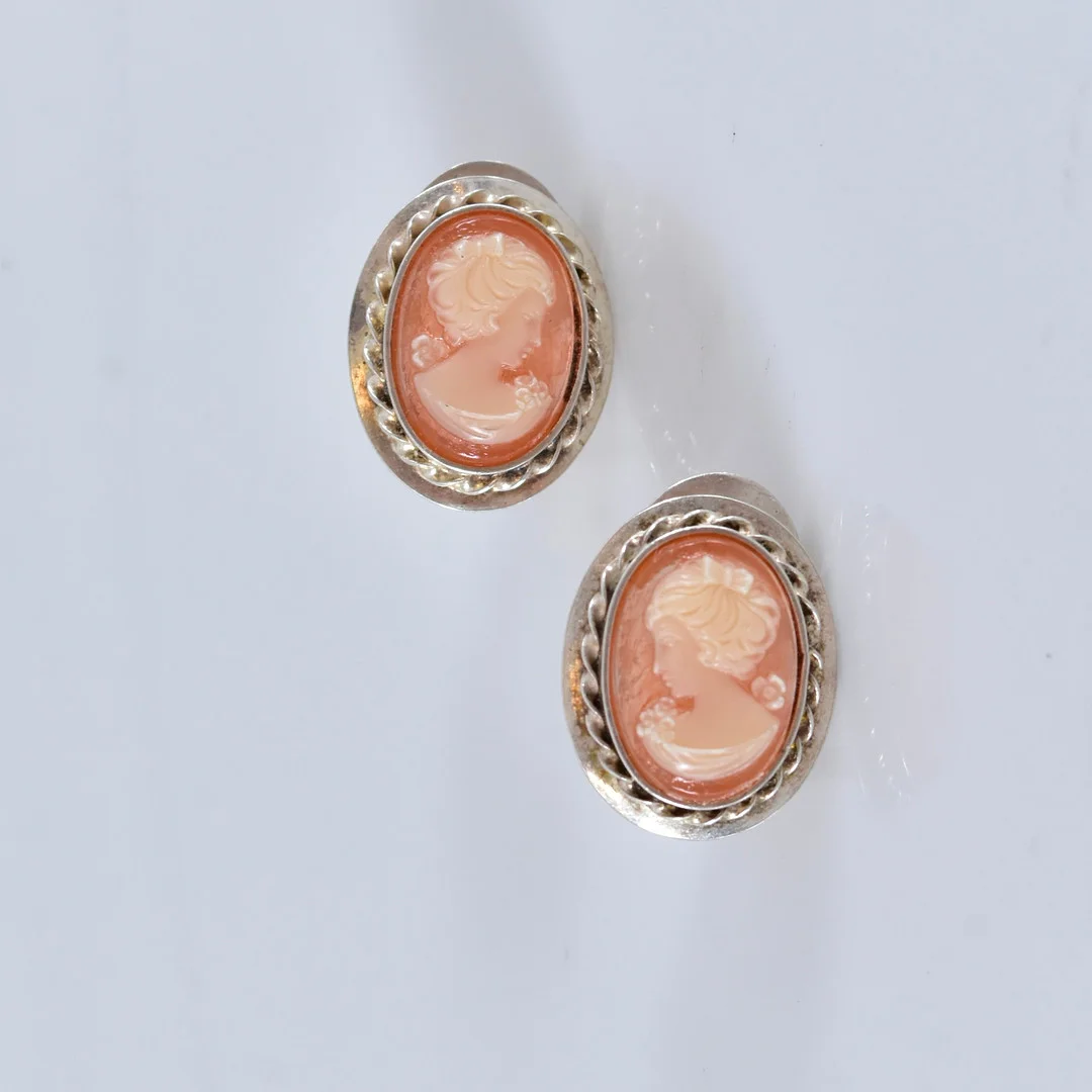 ÖRHÄNGEN, med camé, sterlingsilver NSE Guldvaru AB Köping. — Earrings — Halmstads Auktionskammare