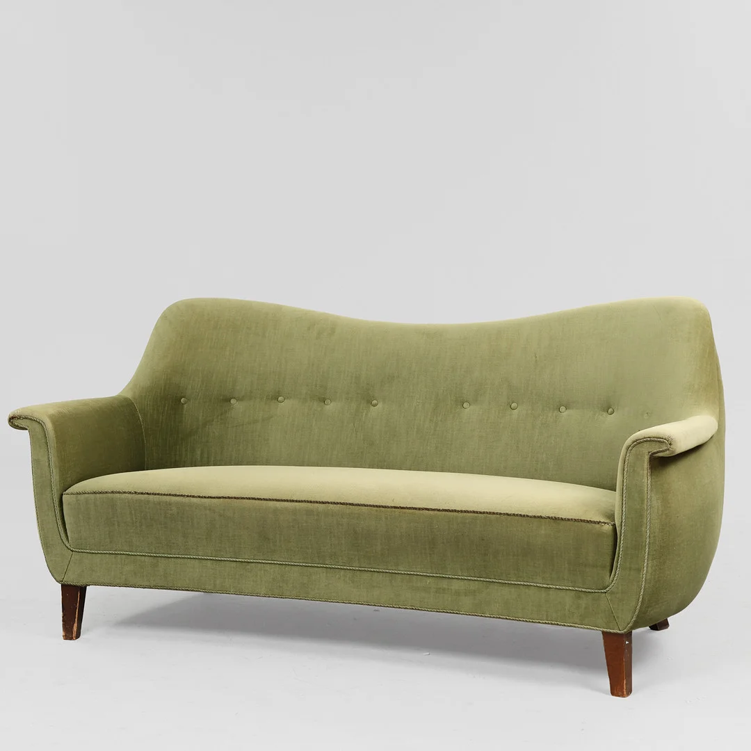 Fritstående skulpturel sofa betrukket med velour, 1900-tallets 1. halvdel, Danmark. — Sofas & Seatings — Palsgaard Kunstauktioner